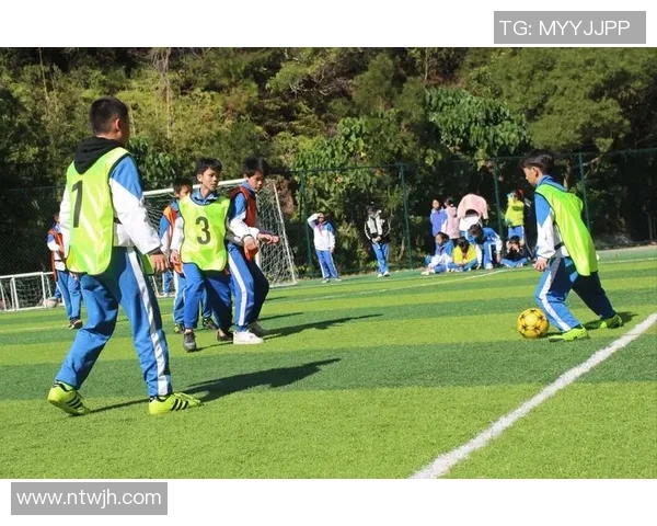 足球明星华丽出场走秀展现风采引领时尚潮流与运动激情的完美结合