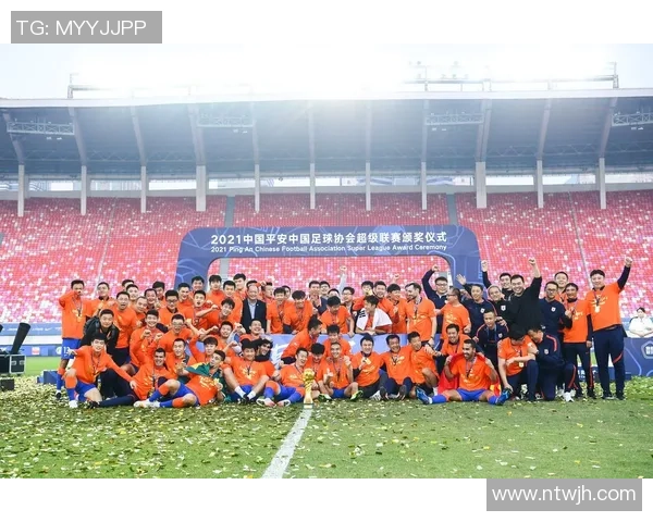 足球明星因过度使用手机导致设备损坏引发热议,球迷纷纷调侃其生活习惯